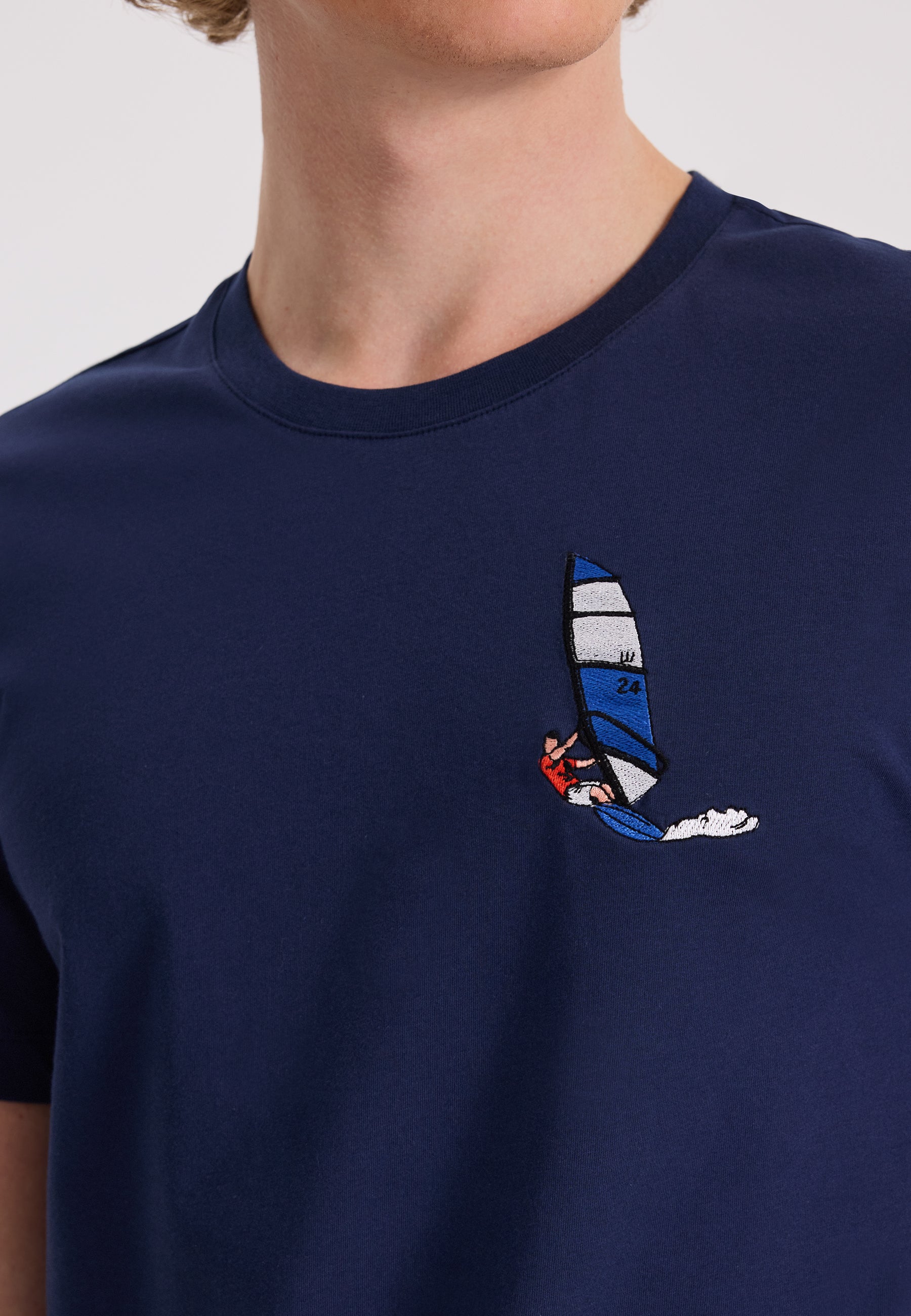 WMEMBROIDERY SURFER TEE in Naval Academy