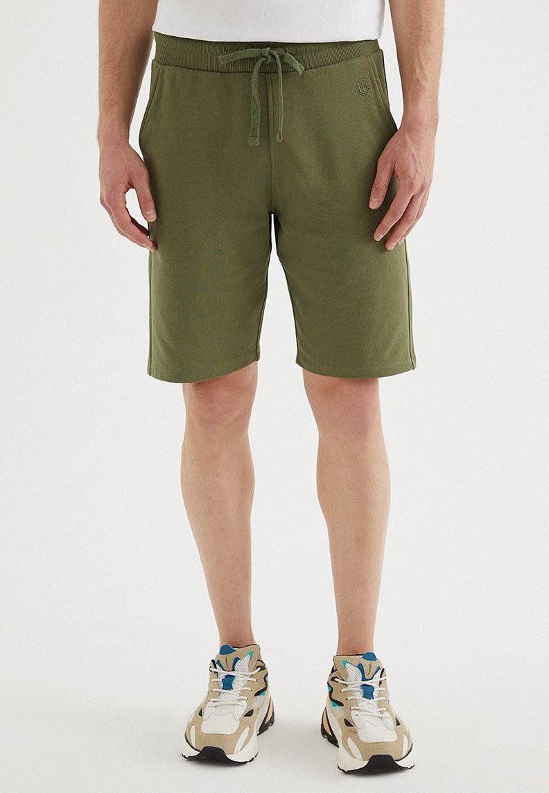 CORE SHORTS in Capulet Olive
