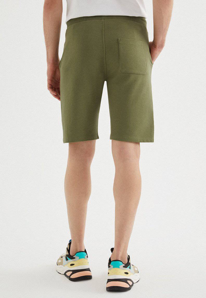 CORE SHORTS in Capulet Olive