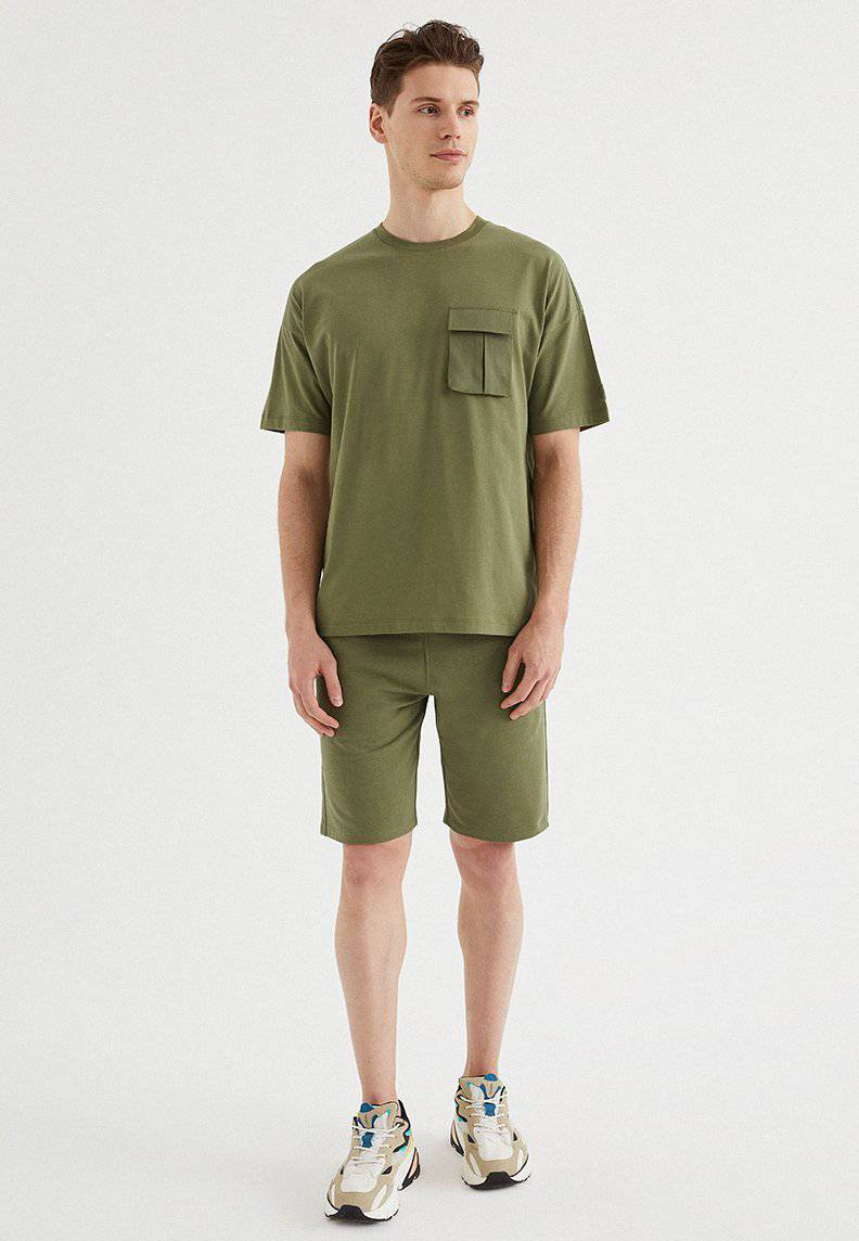 VITAL UTILITY TEE in Capulet Olijfgroen