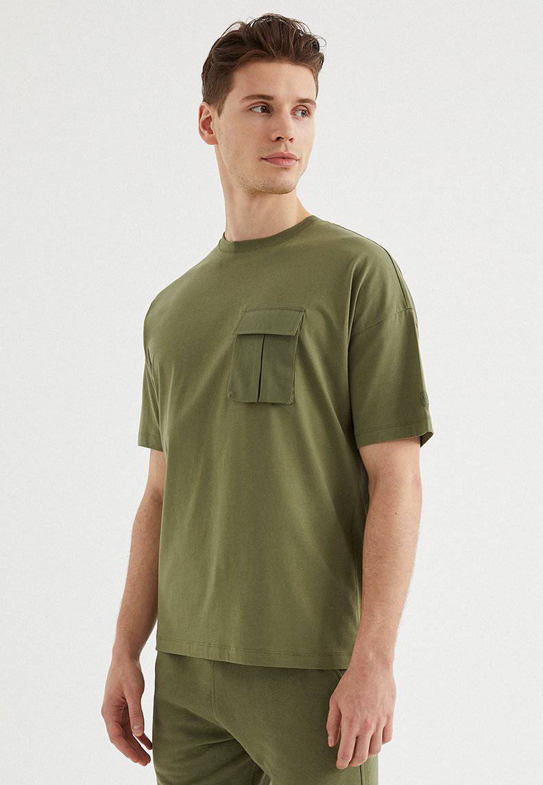 VITAL UTILITY TEE in Capulet Olive
