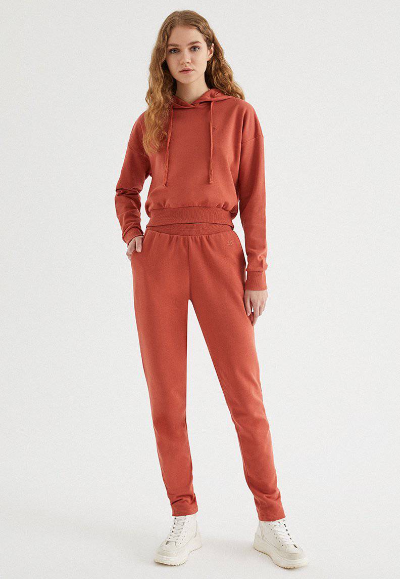 ENJOY CROPPED HOODIE in Ketchup