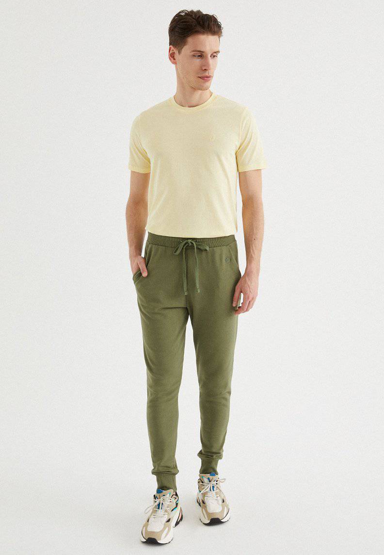 CORE JOGGER in Capulet Olive