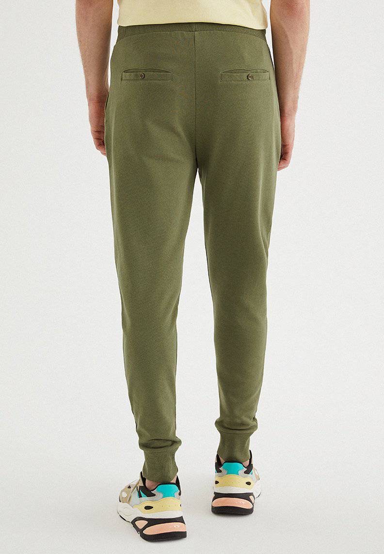 CORE JOGGER in Capulet Olive