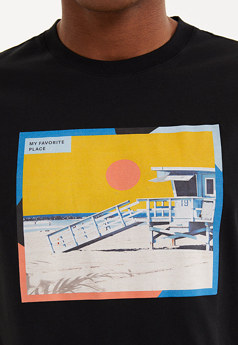 BEACH HOUSE COLLAGE TEE in zwart