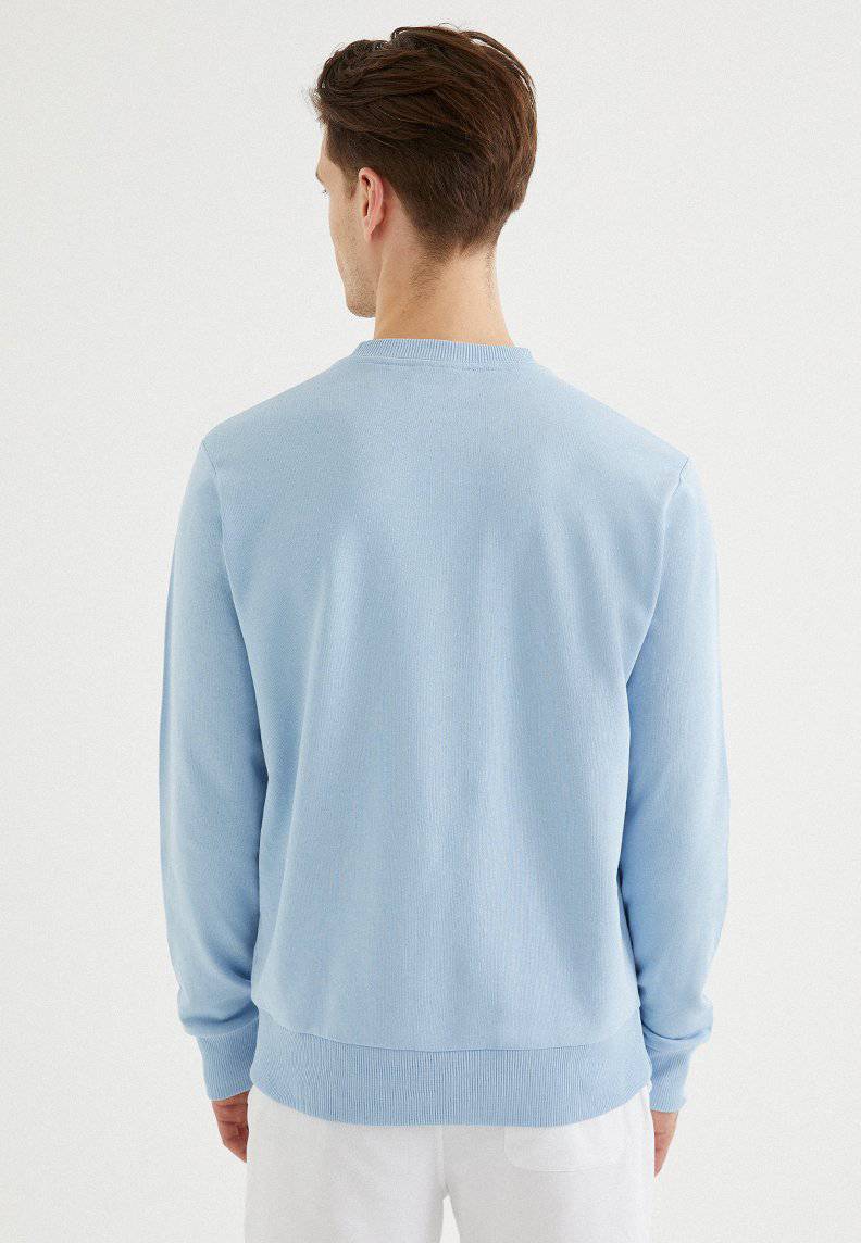 CORE O-NECK SWEAT in Powder Blue