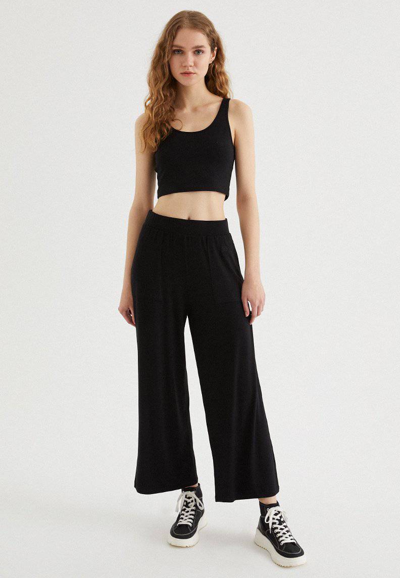 Weicher Jogginganzug mit weitem Bein in Schwarz