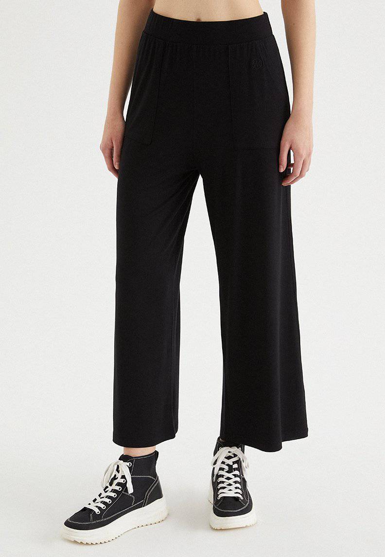 SOFT WIDE LEG JOGGER in Black