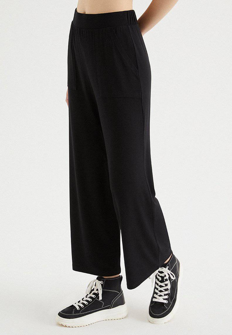 Weicher Jogginganzug mit weitem Bein in Schwarz