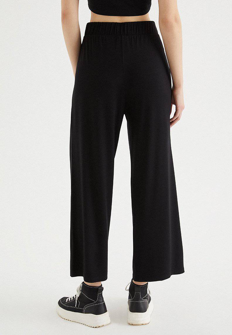 SOFT WIDE LEG JOGGER in Black