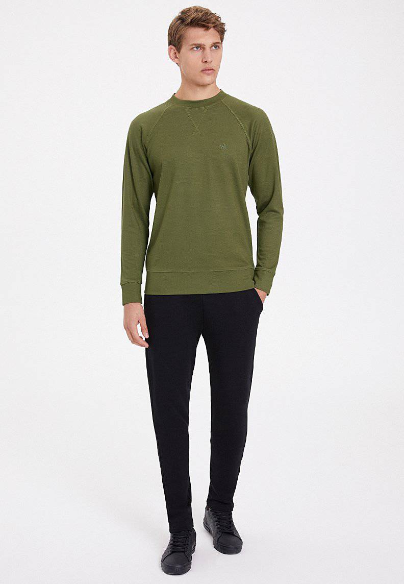 ESSENTIALS REGLAN SLEEVE SWEAT in Capulet Olive