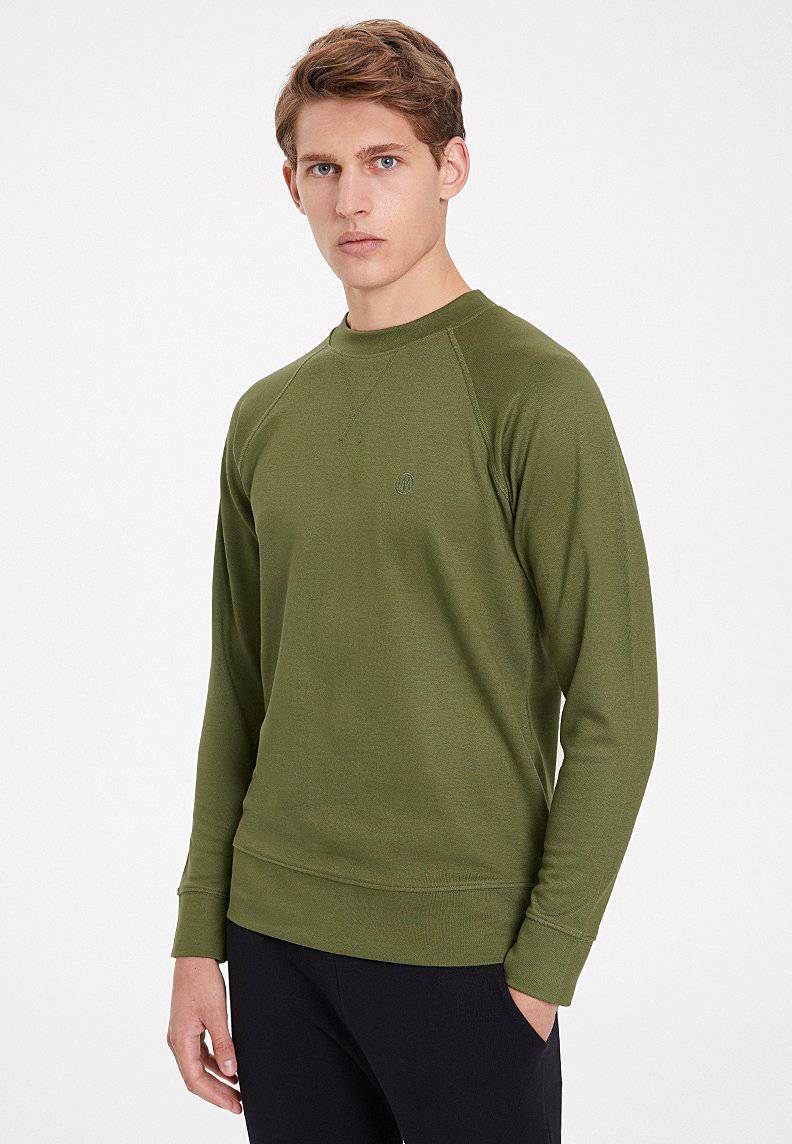 ESSENTIALS REGLAN SLEEVE SWEAT in Capulet Olive