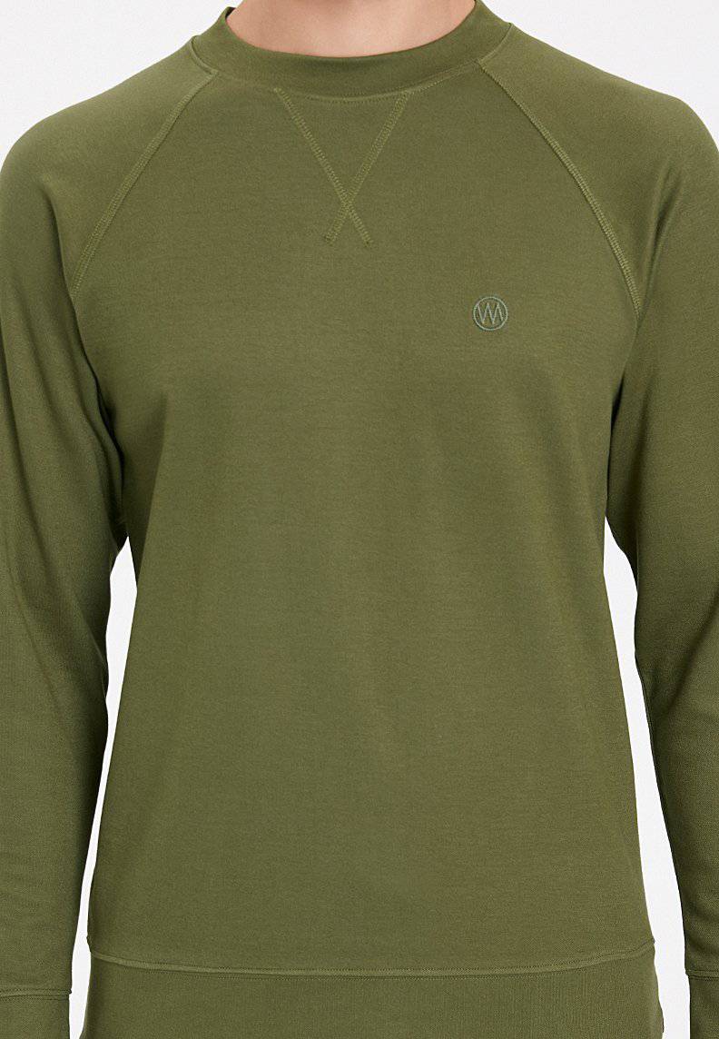 ESSENTIALS REGLAN SLEEVE SWEAT in Capulet Olive
