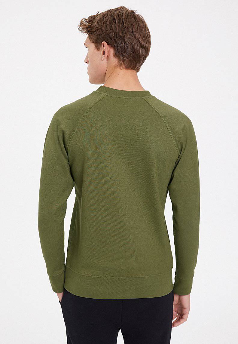ESSENTIALS REGLAN SLEEVE SWEAT in Capulet Olive