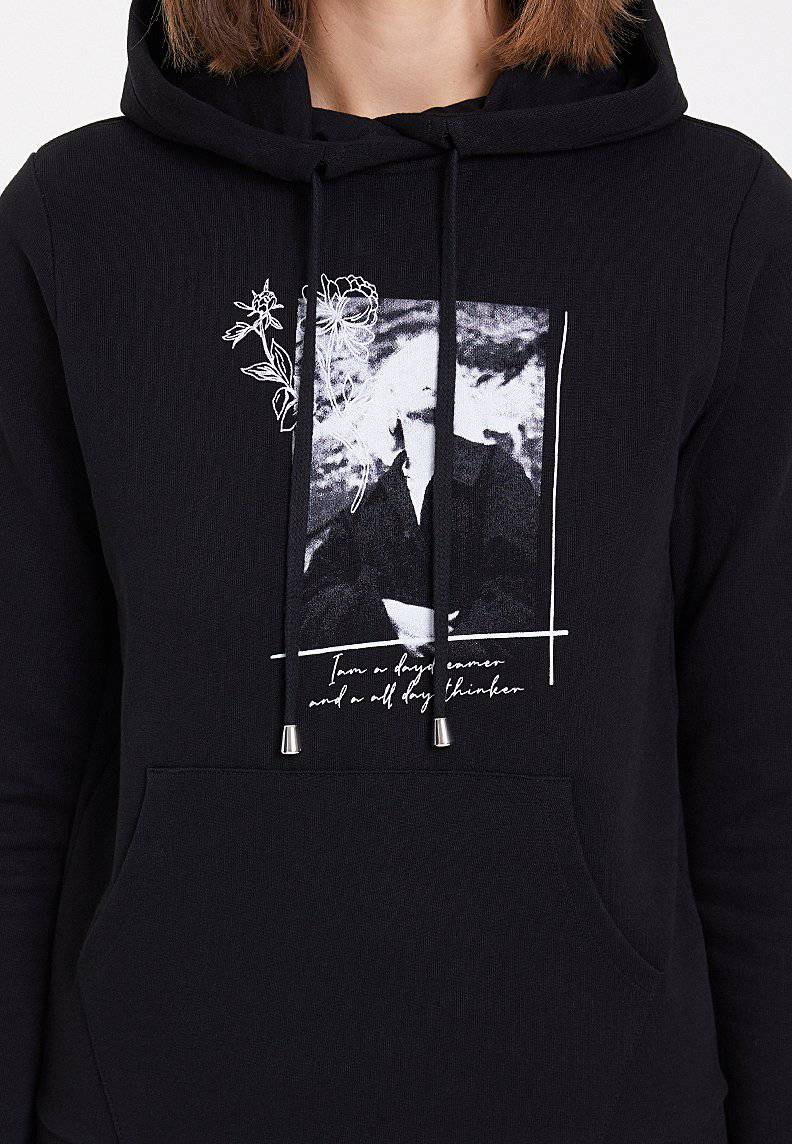 KAPUZENPULLOVER MIT BLUMENMUSTER