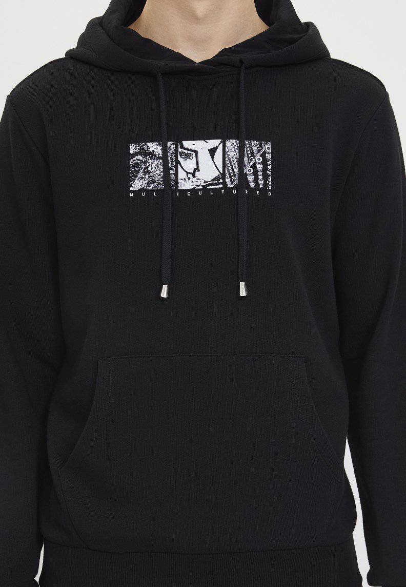 MULTIKULTURELLES KAPUZENPULLI