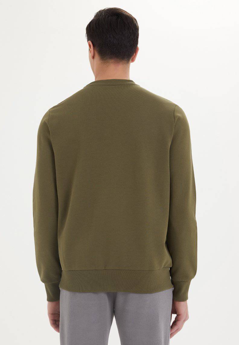 ESSENTIALS SWEAT in Dark Olive