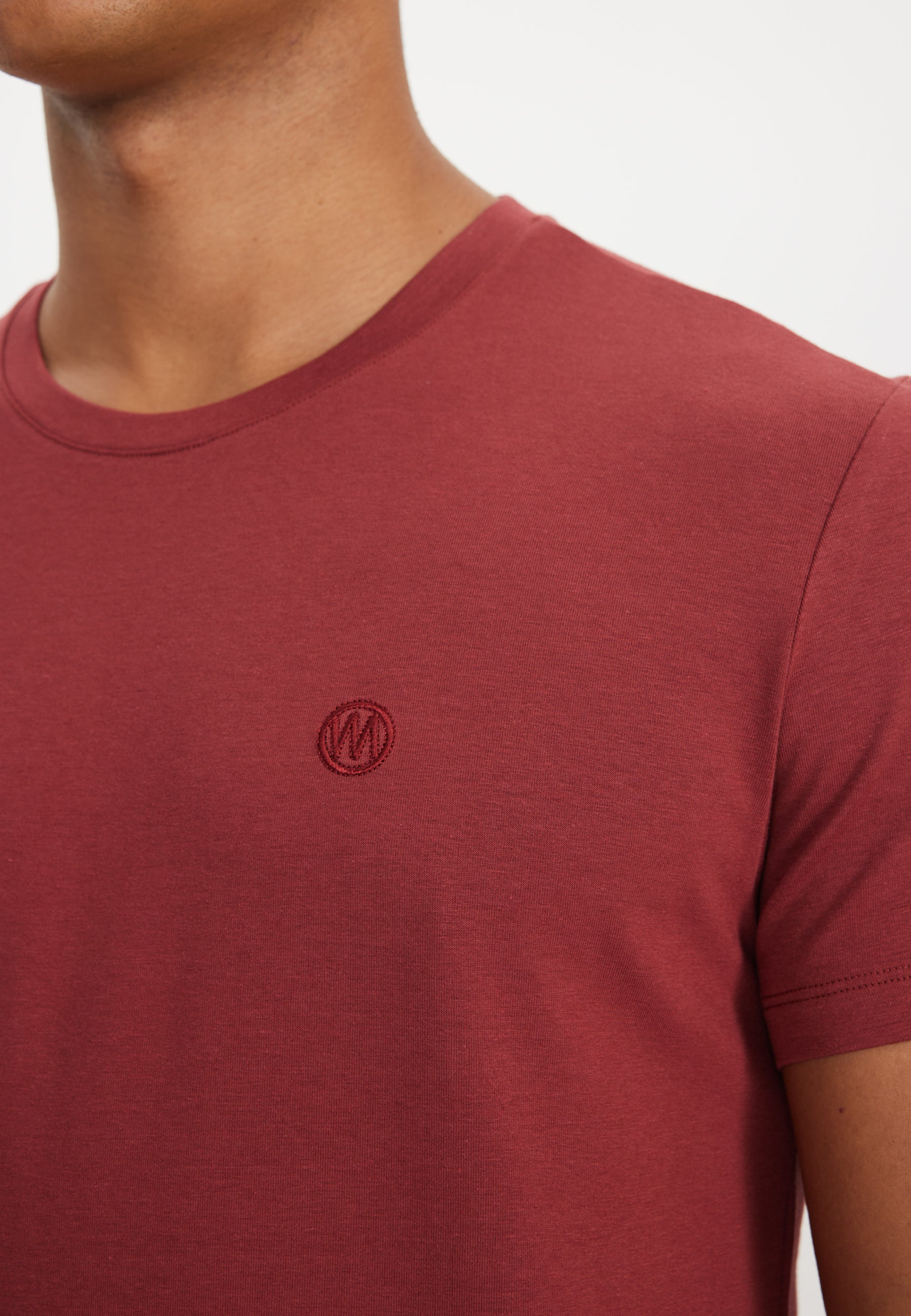 PARKER O-NECK TEE in Brick Red