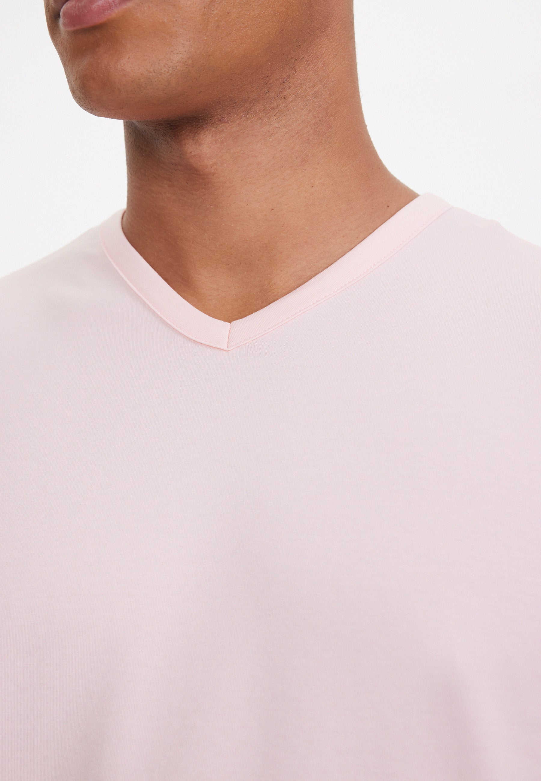 THEO V-NECK TEE in Light Pink