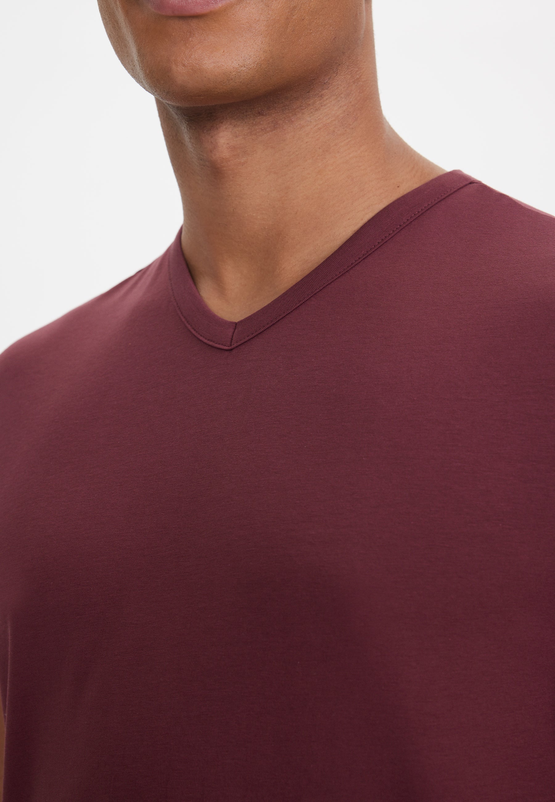 THEO V-NECK TEE in Bordeaux
