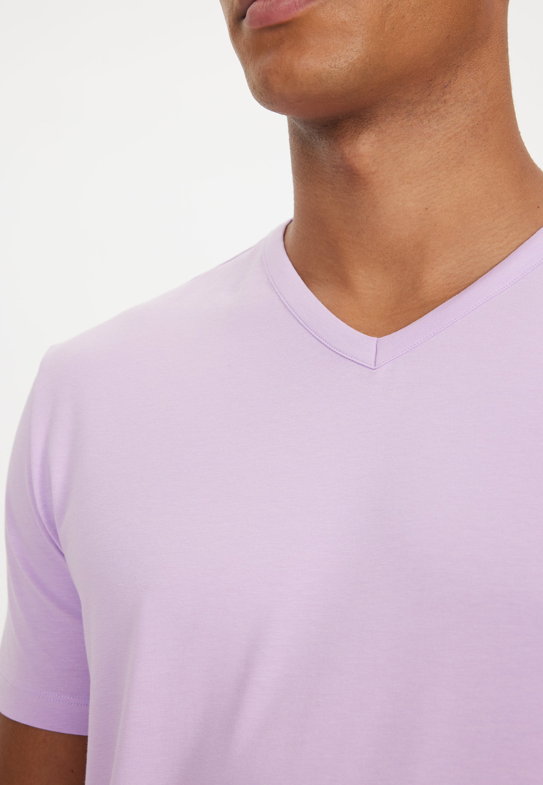 THEO V-NECK TEE in Lilac