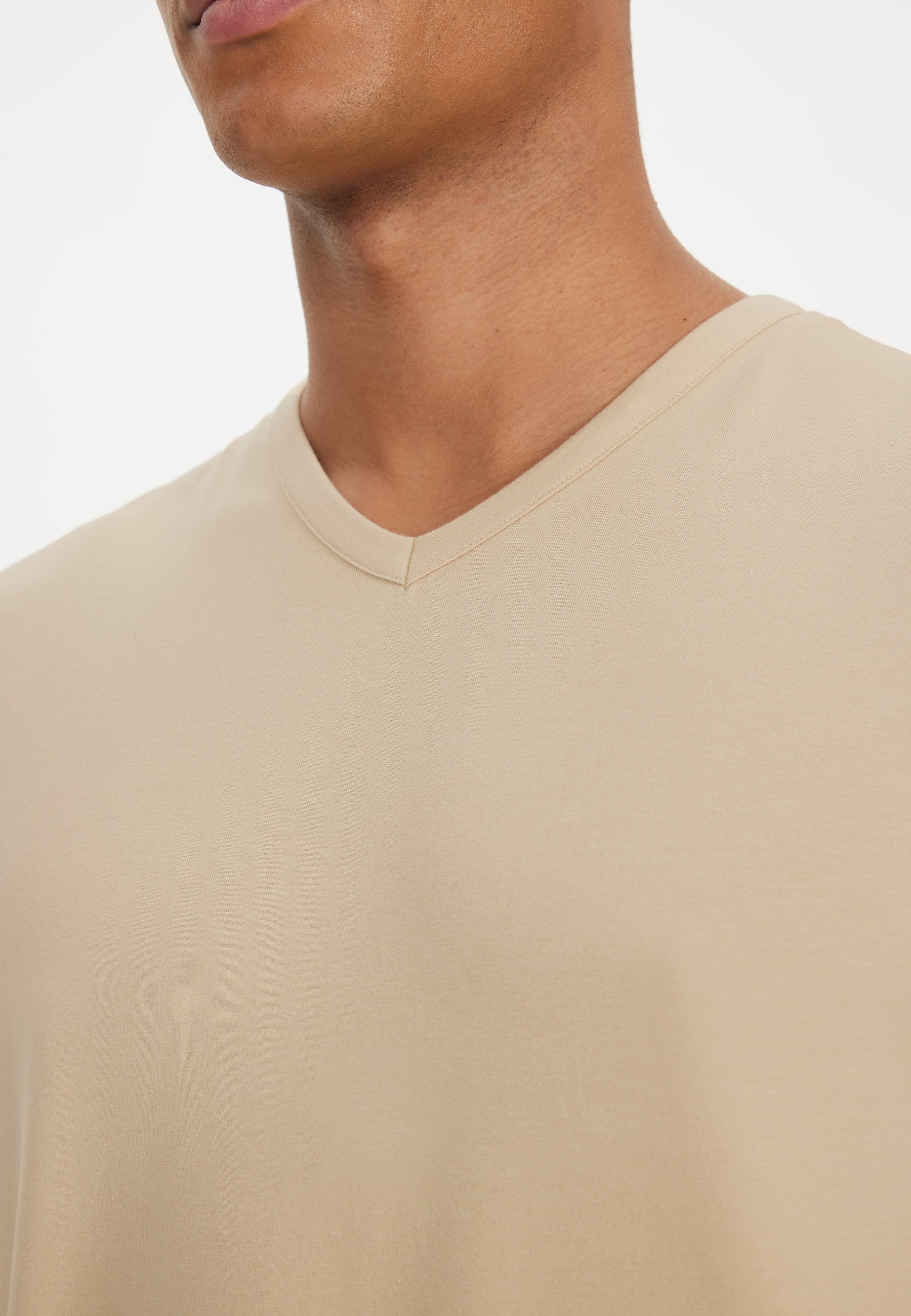 THEO V-NECK TEE in Sand