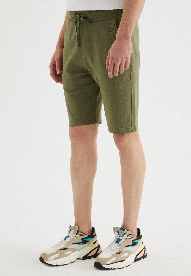 CORE SHORTS in Capulet Olive