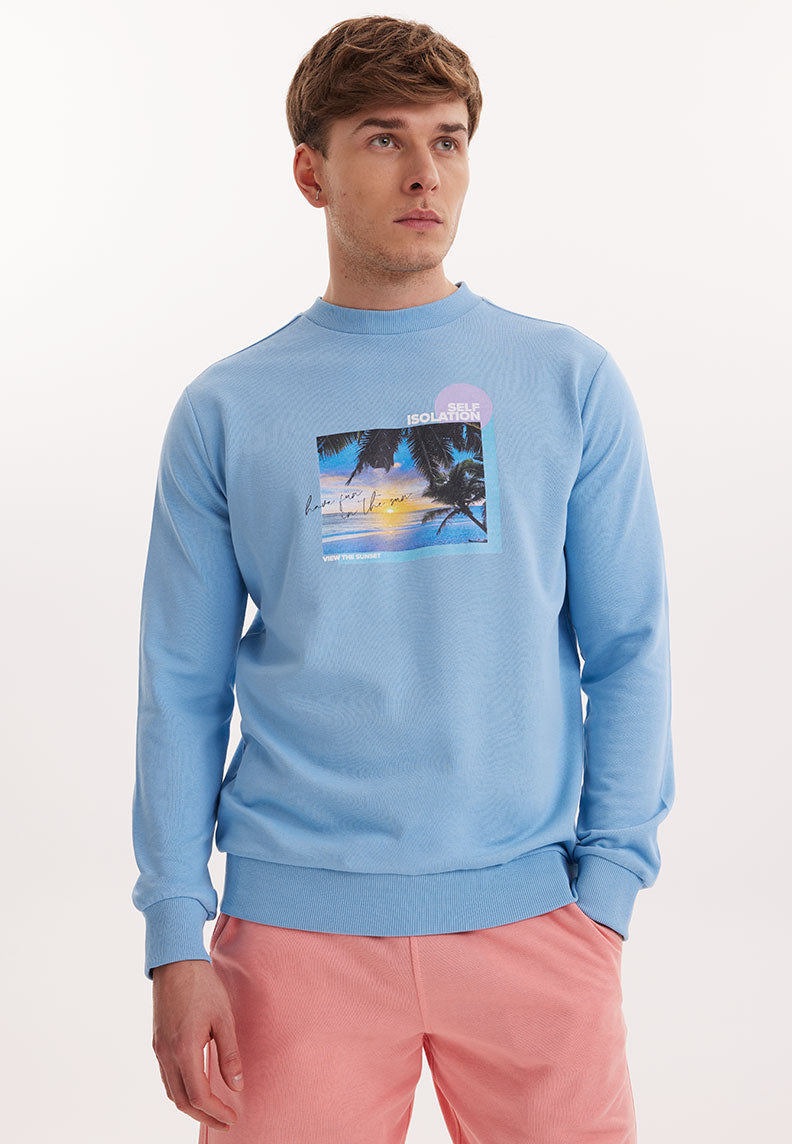 WMCOLLAGE FUN SWEAT in Blissful Blue