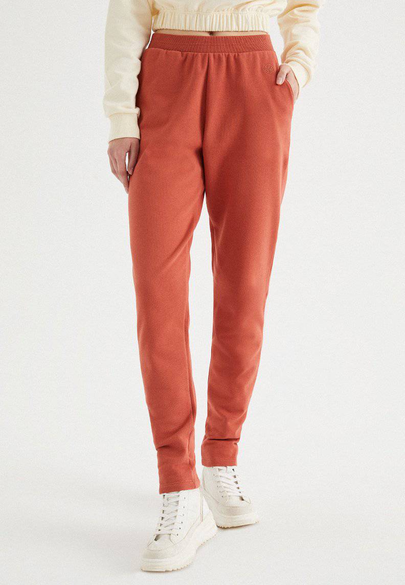ENJOY TAPPERED JOGGER in Ketchup