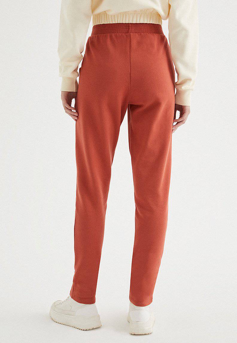 ENJOY TAPPERED JOGGER in Ketchup