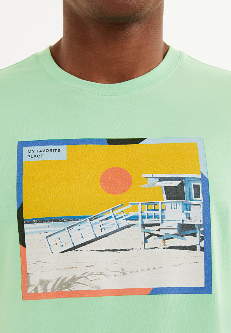 BEACH HOUSE COLLAGE TEE in Fair Green