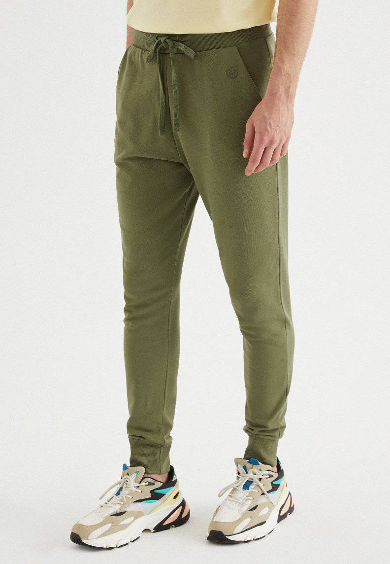 CORE JOGGER in Capulet Olive
