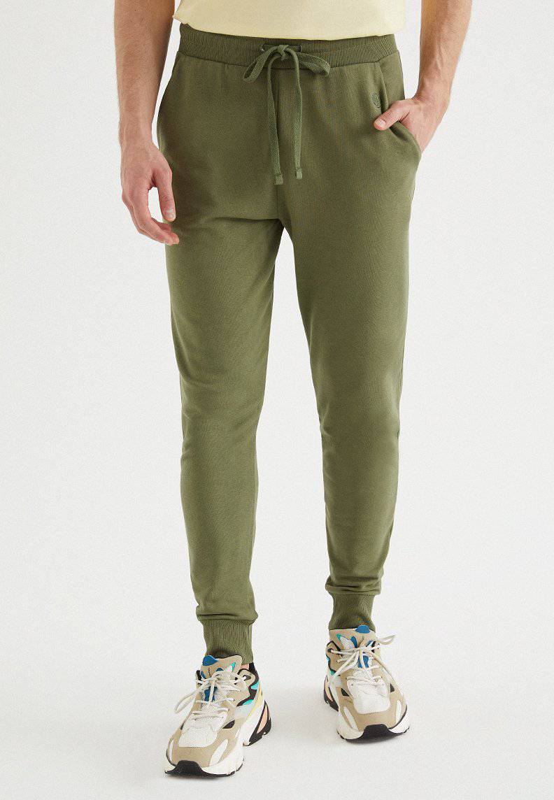 CORE JOGGER in Capulet Olive