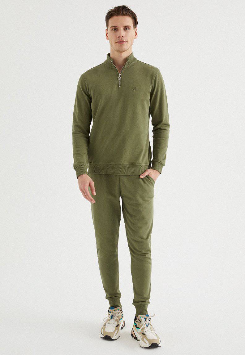 CORE HALF ZIP SWEAT in Capulet Olive