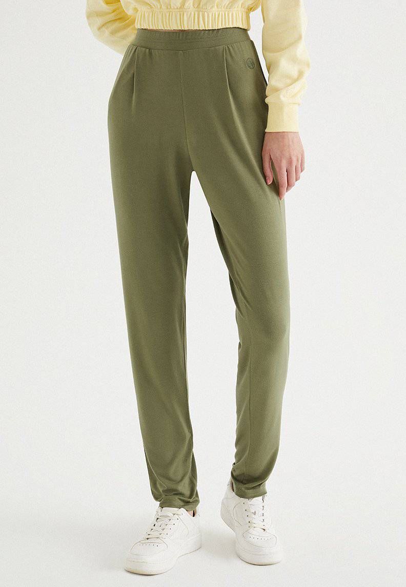 SOFT RELAXED JOGGER in Capulet Olive