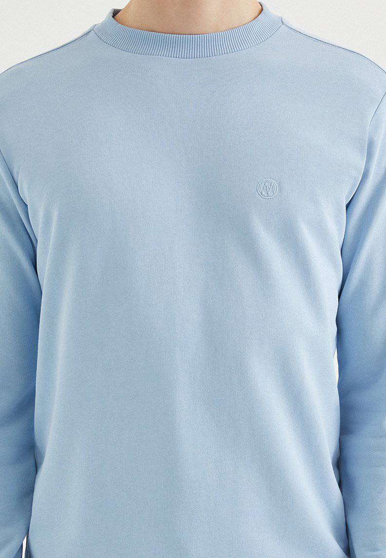 CORE O-NECK SWEAT in Powder Blue