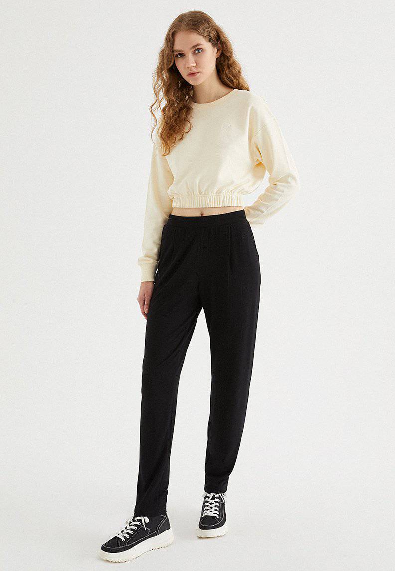 SOFT RELAXED JOGGER in Black