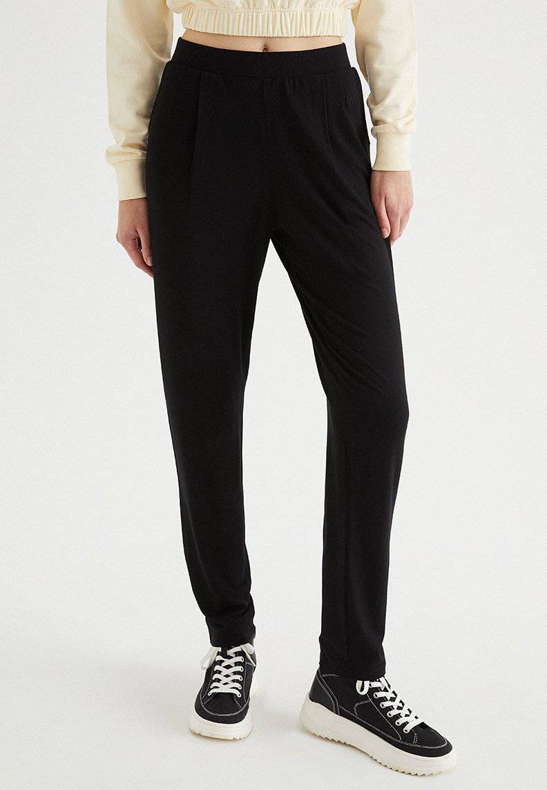 SOFT RELAXED JOGGER in Black