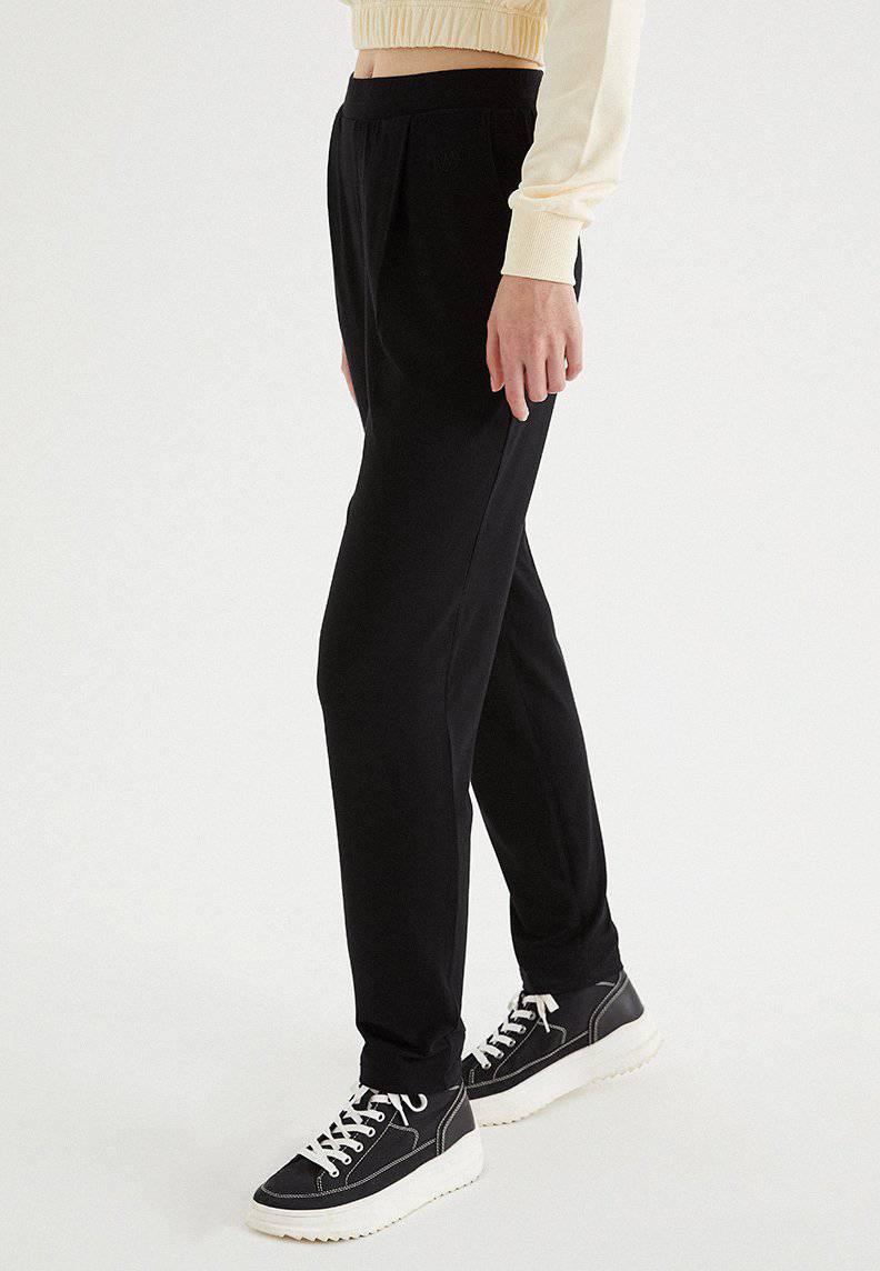 SOFT RELAXED JOGGER in Black