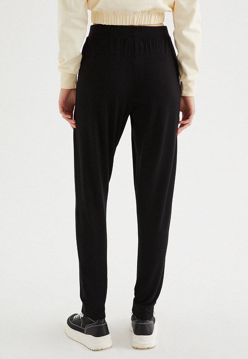 SOFT RELAXED JOGGER in Black