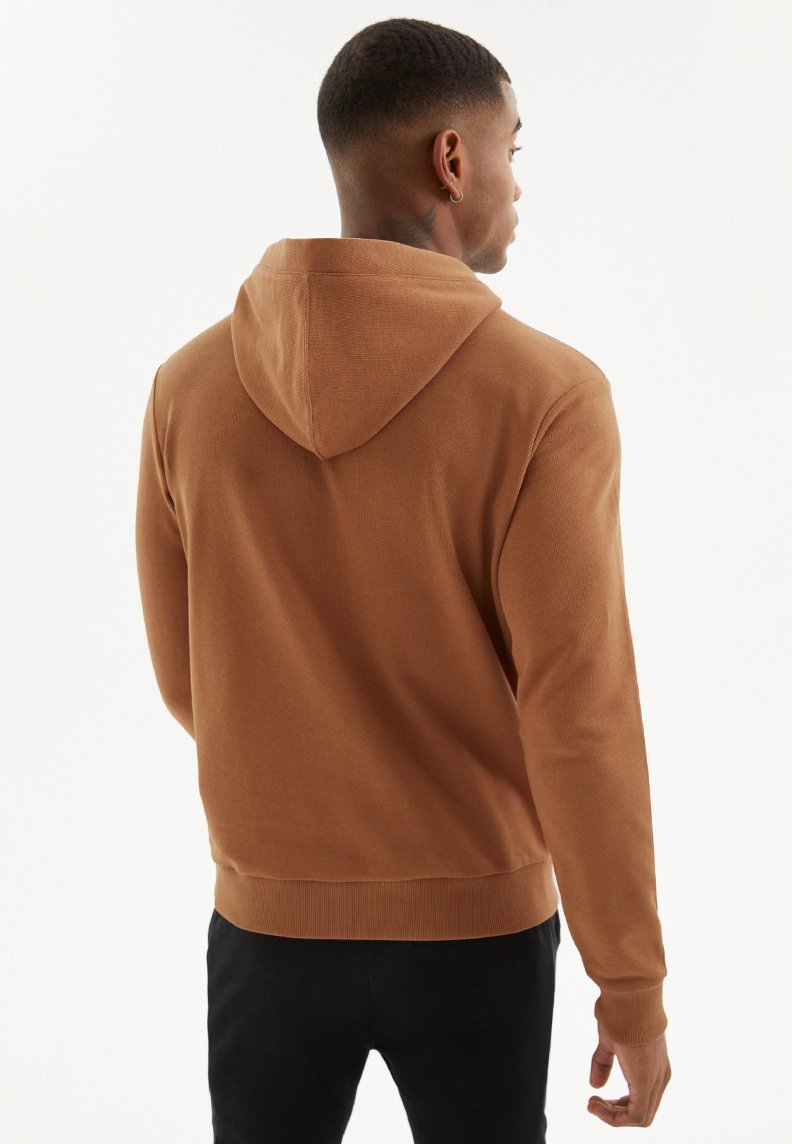 SIGNATURE HOODIE W/POCKET in Mocha Bisque