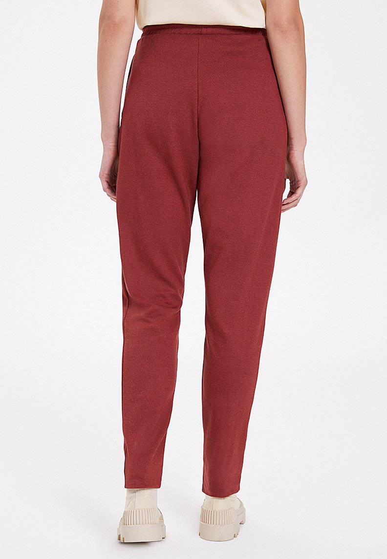ESSENTIALS TAPERED JOGGER in Spiced Apple
