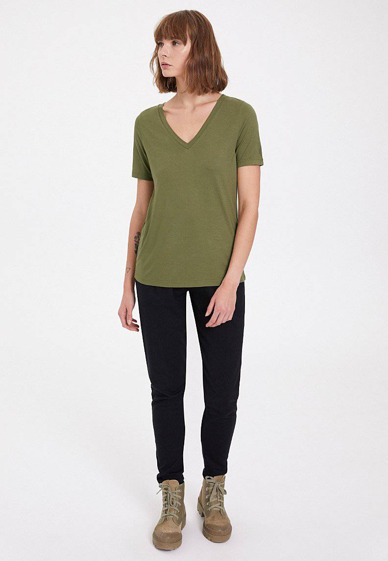 ESSENTIALS DEEP V-NECK TEE in Capulet Olive