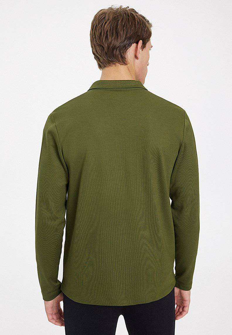 ESSENTIALS OVERSHIRT in Capulet Olive