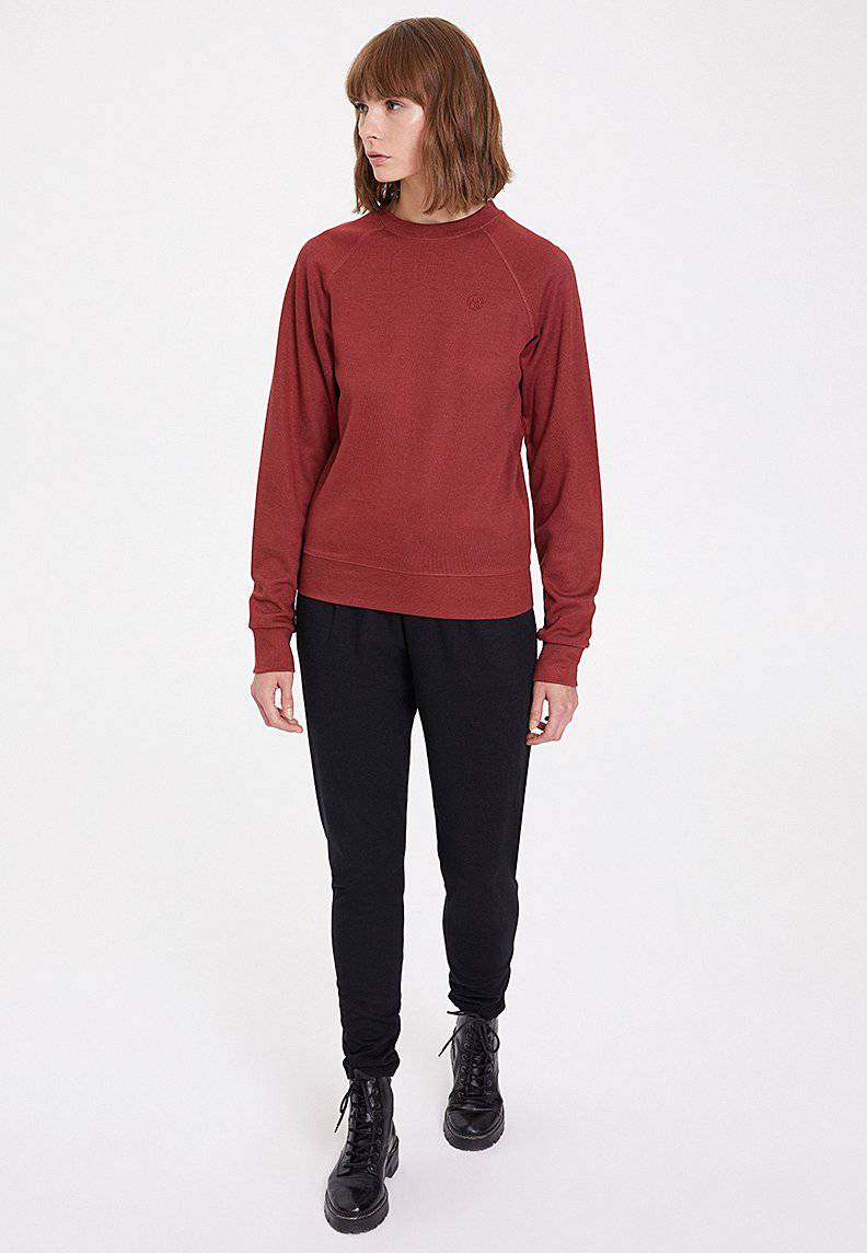 ESSENTIALS REGLAN SLEEVE SWEAT in Spiced Apple