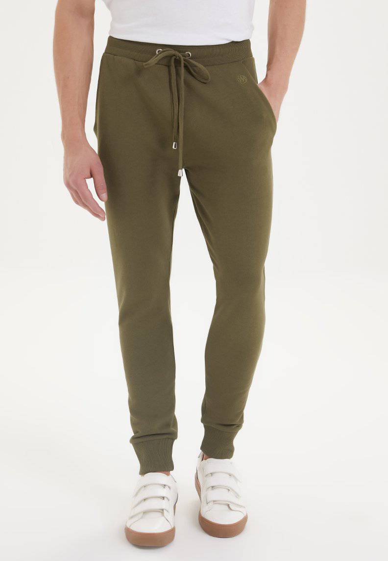 ESSENTIALS JOGGER in Dark Olive