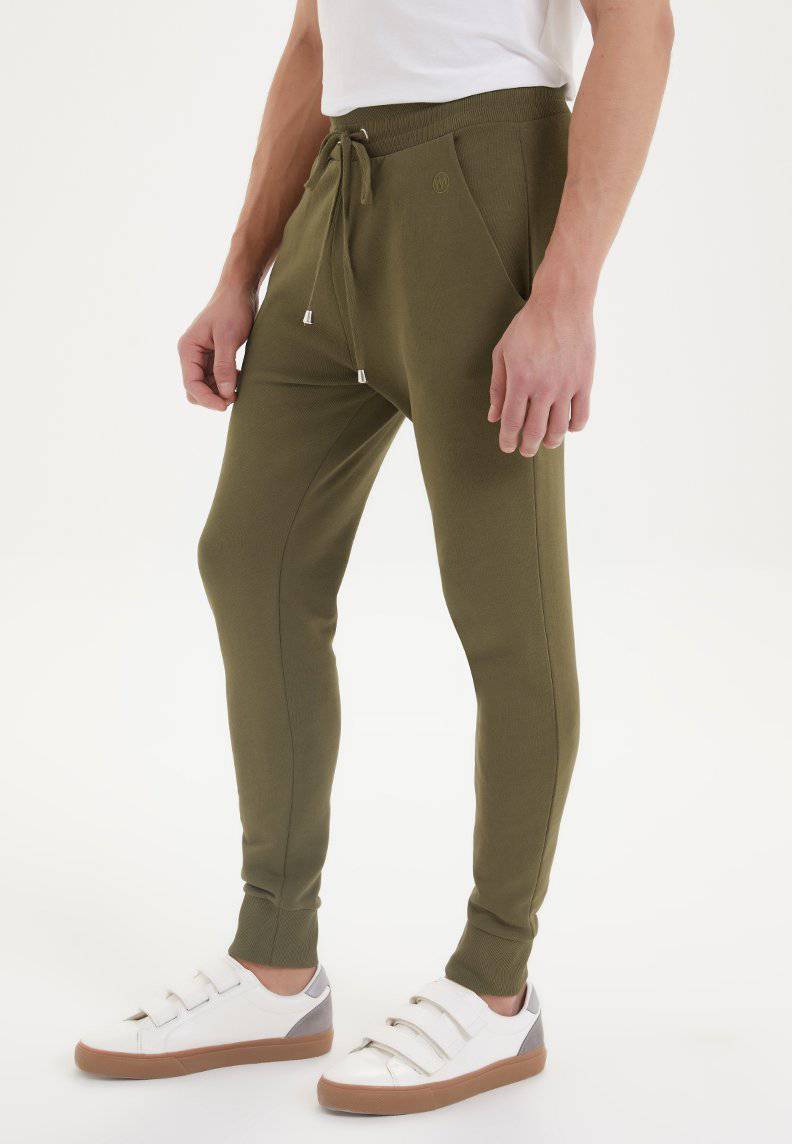 ESSENTIALS JOGGER in Dark Olive
